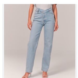 Abercrombie & Fitch Women's 90’s straight High Rise Crisscross Waist
Size 28